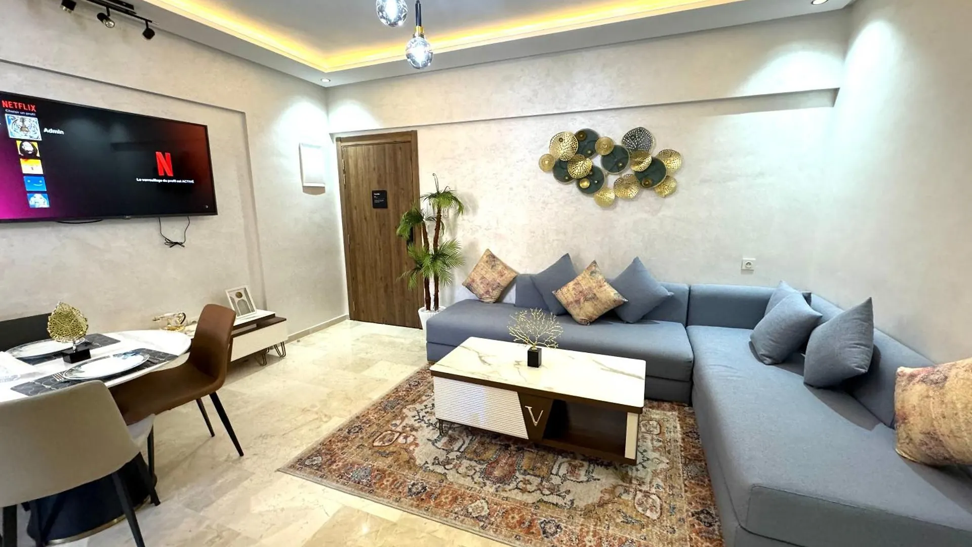 Appartement Centre Ville Gueliz Avec Balcon Vue Piscine Marakeş
