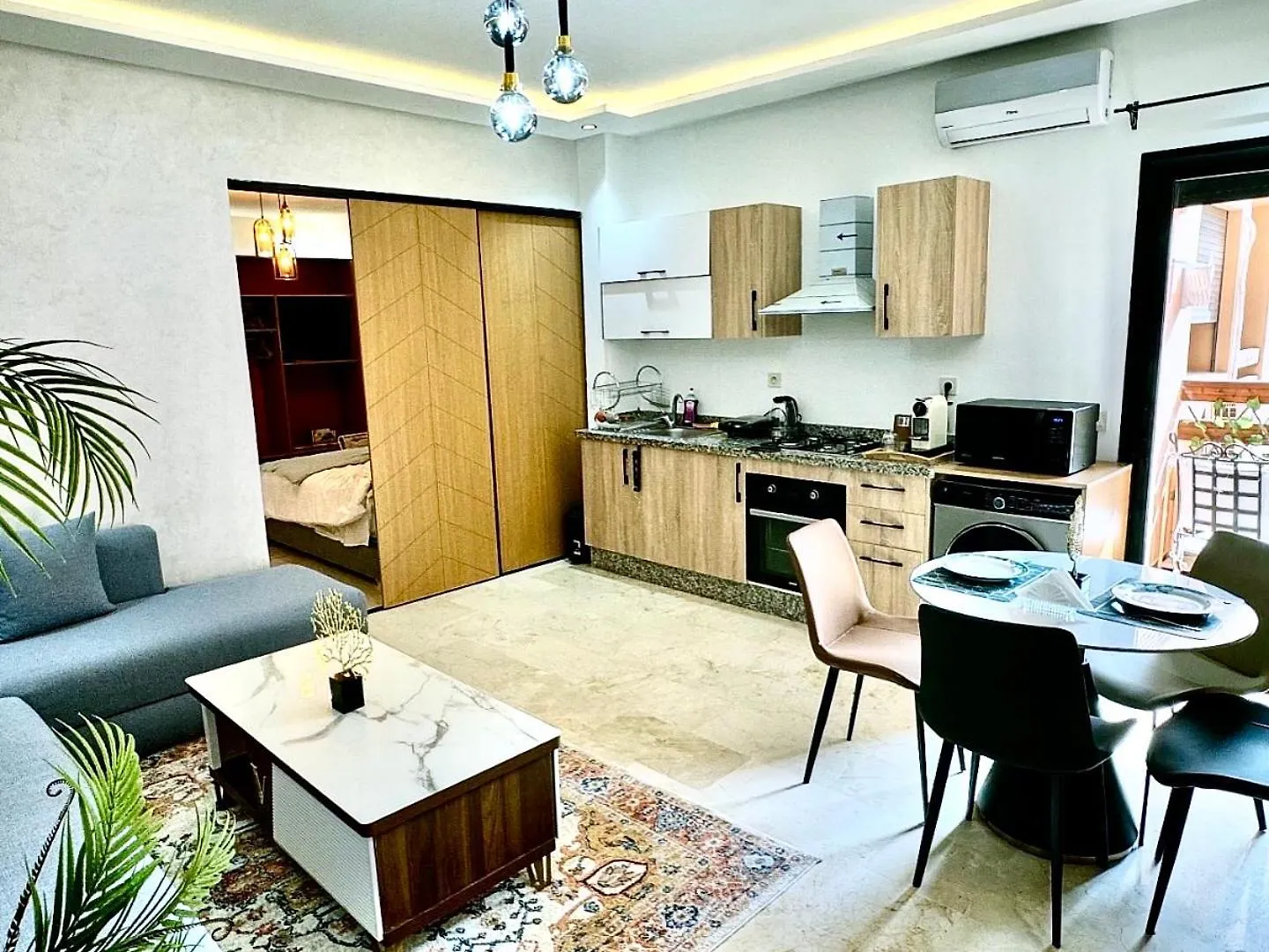 Appartement Centre Ville Gueliz Avec Balcon Vue Piscine Marakeş
