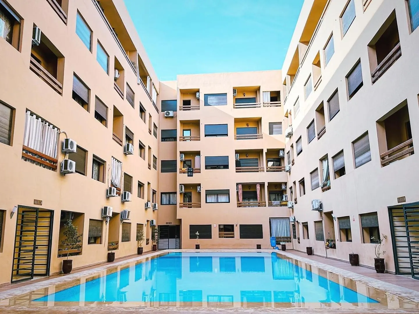 Daire Appartement Centre Ville Gueliz Avec Balcon Vue Piscine Marakeş
