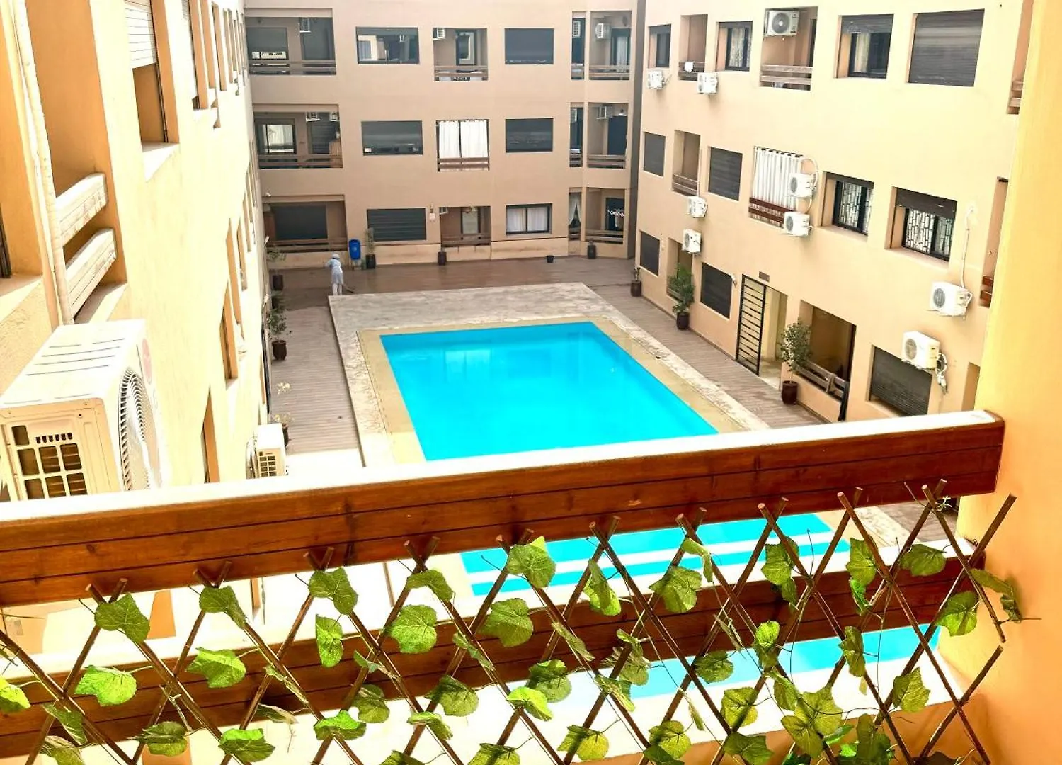 Appartement Centre Ville Gueliz Avec Balcon Vue Piscine Marakeş Fas